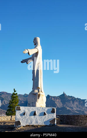 Artenara, Gran Canaria- 25 Décembre, 2017. Mirador del Cristo, Caldera de Tejeda, sur le sommet des montagnes La Cilla. La sculpture au Rédempteur Banque D'Images