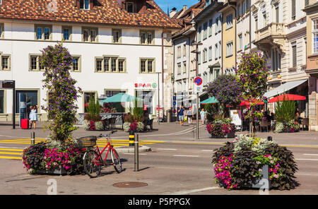 Schaffhausen, Suisse - le 29 août 2015 : immeubles de la partie historique de la ville de Schaffhouse, les gens de la rue. Schaffhouse est une ville de Banque D'Images