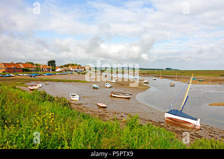 Vue d'Overy Creek à marée basse sur la côte nord du comté de Norfolk à Burnham Overy Staithe, Norfolk, Angleterre, Royaume-Uni, Europe. Banque D'Images