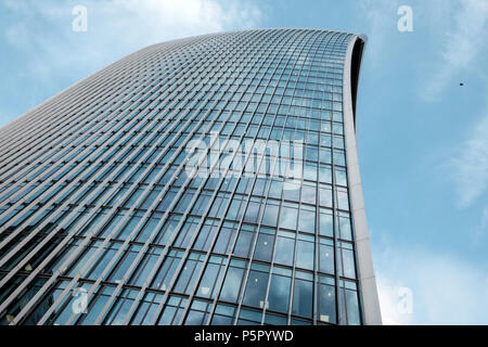 Le gratte-ciel de talkie-walkie à 20 Fenchurch Street dans la ville de Londres, Angleterre, Royaume-Uni. L'espace horizontal, copier, ciel bleu. Banque D'Images