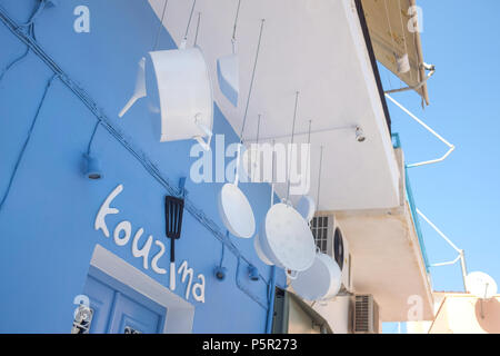 Cuisine colorée boutique sur l'île de Kéa (Tzia) sur un jour d'été, la mer de l'archipel des Cyclades, en Grèce. Banque D'Images