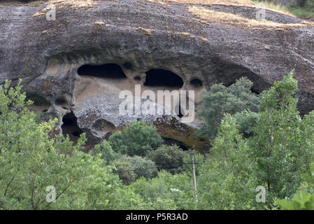 Ermite grottes dans des formations rocheuses des météores, près de la ville de Kalambaka, région de Thessalie, Grèce centrale. Banque D'Images