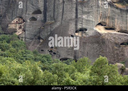 Grottes et un ermite abandonnés dans monastey Meteora près de la ville de Kalambaka en Pineios Valley, région de Thessalie, Grèce centrale. Banque D'Images