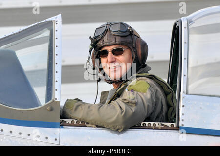 Peter Teichman, pilote et propriétaire de Hangar 11 collection à North Weald Airfield, Essex, Royaume-Uni. Dans le cockpit du P-51 Mustang de la Deuxième Guerre mondiale avion de chasse Banque D'Images