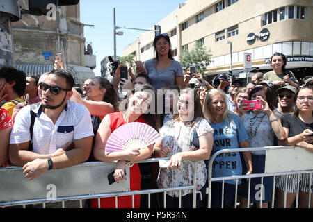 Les spectateurs attendent l'arrivée du duc de Cambridge qu'il satisfasse aux Netta Barzilai singer, qui a remporté le Concours Eurovision de la Chanson 2018, à l'Espresso Bar Kiosque dans le Boulevard Rothschild à Tel Aviv, Israël, au cours de sa tournée officielle du Moyen-Orient. (Photo de Chris Jackson/Getty Images). Banque D'Images