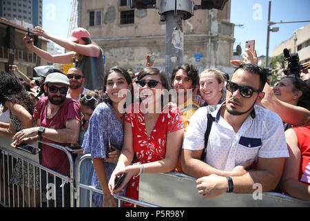 Les spectateurs attendent l'arrivée du duc de Cambridge qu'il satisfasse aux Netta Barzilai singer, qui a remporté le Concours Eurovision de la Chanson 2018, à l'Espresso Bar Kiosque dans le Boulevard Rothschild à Tel Aviv, Israël, au cours de sa tournée officielle du Moyen-Orient. (Photo de Chris Jackson/Getty Images). Banque D'Images