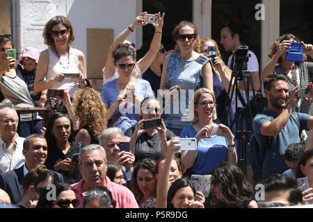 Les spectateurs attendent l'arrivée du duc de Cambridge qu'il satisfasse aux Netta Barzilai singer, qui a remporté le Concours Eurovision de la Chanson 2018, à l'Espresso Bar Kiosque dans le Boulevard Rothschild à Tel Aviv, Israël, au cours de sa tournée officielle du Moyen-Orient. (Photo de Chris Jackson/Getty Images). Banque D'Images