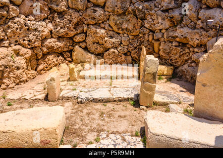 Des autels dans l'une des chambres de l'antique temple mégalithique de Gigantija, Xaghra, GOZO, Malte. Banque D'Images