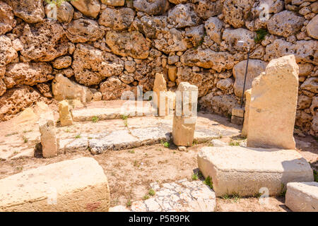 Des autels dans l'une des chambres de l'antique temple mégalithique de Gigantija, Xaghra, GOZO, Malte. Banque D'Images