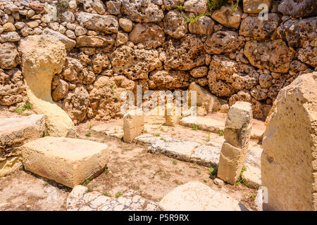 Des autels dans l'une des chambres de l'antique temple mégalithique de Gigantija, Xaghra, GOZO, Malte. Banque D'Images