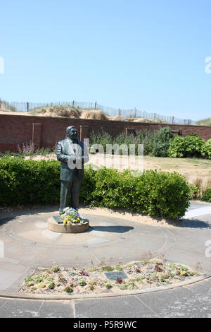 Statue en bronze par Graham Ibbeson Les comédien de Dawson, dans le jardin de la paix et le bonheur sur le front de mer de St Annes, Lancashire, Angleterre. Banque D'Images