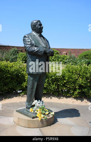 Statue en bronze par Graham Ibbeson Les comédien de Dawson, dans le jardin de la paix et le bonheur sur le front de mer de St Annes, Lancashire, Angleterre. Banque D'Images