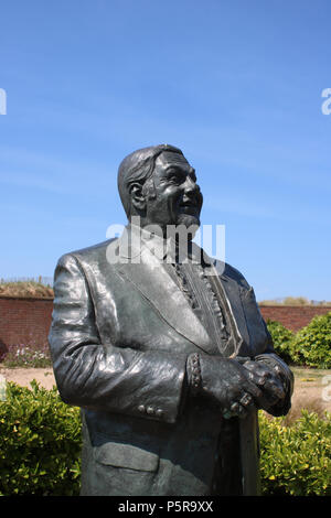 Statue en bronze par Graham Ibbeson Les comédien de Dawson, dans le jardin de la paix et le bonheur sur le front de mer de St Annes, Lancashire, Angleterre. Banque D'Images