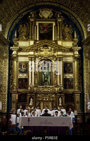 Espagne Baléares, Mallorca.Sanctuaire de Lluc, Escorca.Actuacion de ' es blauets de Lluc' en la Basilique frente al retablo mayor , obra del Maestro Jaume Blanquer, con la imagen de Santa María, colocada en el centro en un nicho rotatorio. Banque D'Images