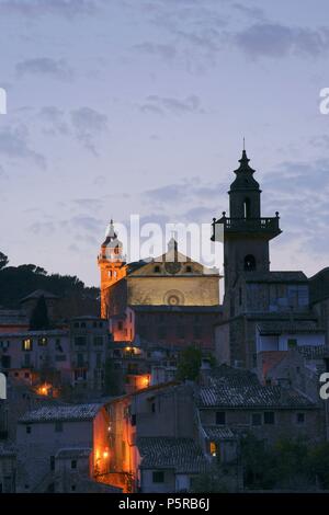 Cartuja de Valldemossa, siglo XV al SIGLO XVIII y campanario de la Iglesia de San Bartolome siglo XIII. Valldemossa.Sierra de Tramuntana.Mallorca.Islas Baleares. España. Banque D'Images