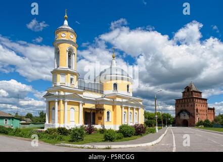 Kremlin Kolomna, vue sur l'église de l'Exaltation de la Sainte Croix du 18e siècle et Pyatnitsky Gate Banque D'Images