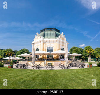 Le café restaurant Kaiserpavillon a été construit en 1759, est situé au coeur de Tiergarten Schönbrunn et encore o Banque D'Images