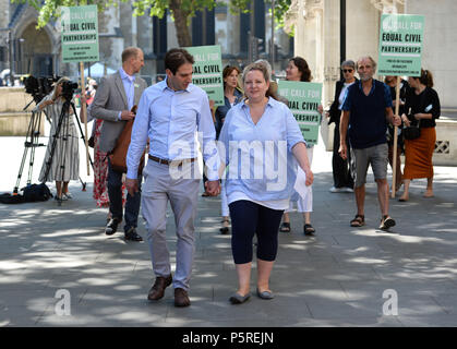 Rebecca Steinfeld et Charles Keidan en dehors de la Cour suprême de Londres, où ils ont gagné leur lutte pour le droit d'entrer dans un partenariat civil. Banque D'Images