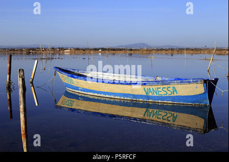 Barque sur l'Etang des Moures, cabanes de Villeneuve. Villeneuve-lès-Maguelone. F 34 Banque D'Images