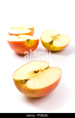 Les moitiés de pomme sur fond blanc Banque D'Images