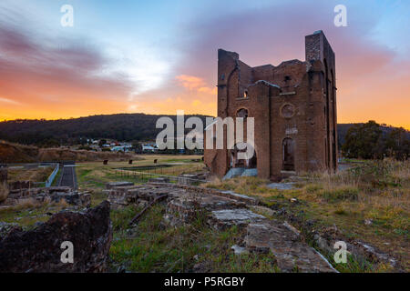 Un lever de soleil sur l'emblématique Lithgow Ironworks haut fourneau dans les montagnes bleues de la Nouvelle-Galles du Sud Australie le 13 juin 2018 Banque D'Images