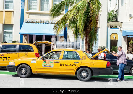 Miami Beach Florida,Ocean Drive,Ocean Five Hotel,Art Deco Hotel,extérieur,taxi taxis taxi taxis taxi taxis, dépose des passagers, déchargement des bagages, hommes noirs Banque D'Images