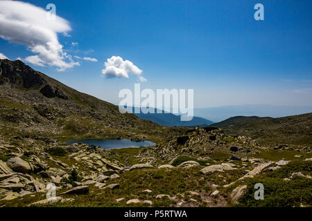 L'été paysage paysage rocheux avec un petit lac aux eaux cristallines, la montagne de Pirin, Bulgarie Banque D'Images