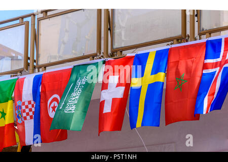 Drapeaux internationaux à partir d'un balcon Banque D'Images