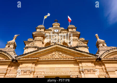 Le pavillon de Saint Paul et le drapeau de Malte vol de Nadur Église, qui est surmontée acheter une croix papale. Banque D'Images