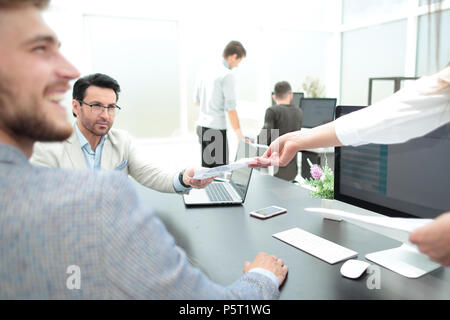 Sous-documents donnant à l'homme d'affaires Banque D'Images