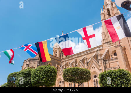 Les drapeaux de nombreux pays voler à l'extérieur d'un bâtiment de l'église catholique romaine. Banque D'Images