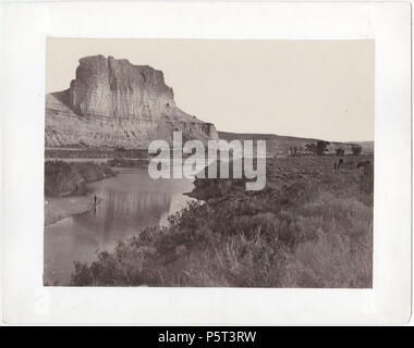 N/A. English : 'Castle Rock, Green River,' photographie en noir et blanc par le photographe américain Andrew J. Russell. 28,2 cm x 35,5 cm. Collection de photographies prises lors de la construction de l'Union Pacific Railroad, 1864-1869. Collection de Yale Western Americana, Beinecke Rare Book and Manuscript Library, Yale University, New Haven, Connecticut. 8 avril 2011. Andrew J. Russell (1829-1902) Alternative Names Andrew Joseph Russell ; A. J. Russell ; capt A. J. Russel Description photographe américain Date de naissance/décès 20 Mars 1829 22 septembre 1902 Lieu de naissance/décès B Walpole Banque D'Images