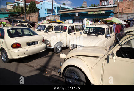 Des taxis français anciens abandonnés dans un terrain de stationnement, Antananarivo, Madagascar Banque D'Images