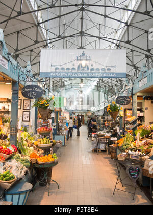 Marché de Tampere Hall ouvert en 1901 et est toujours un centre-ville animé de fine foods et des petits restaurants, des stands de nourriture et l'Art nouveau (Finlande) Banque D'Images