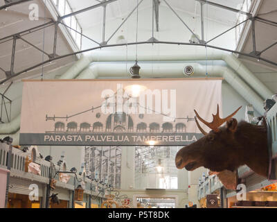 Marché de Tampere Hall ouvert en 1901 et est toujours un centre-ville animé de fine foods et petits restaurants, plafond tête d'orignal et de l'Art nouveau (Finlande) Banque D'Images