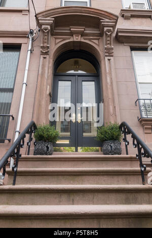 Brownstone terrasse porte et exprimés en fer forgé au début du xxe siècle l'architecture américaine dans la ville de Hoboken, New Jersey, USA Banque D'Images