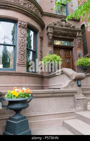 Brownstone terrasse porte et balustrades décoratives un exemple de l'architecture américaine du début du xxe siècle dans la ville de Hoboken, New Jersey, USA Banque D'Images