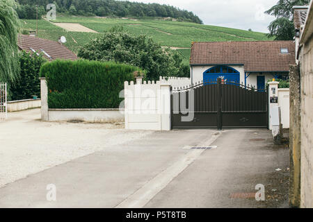 Entrée d'un ancien domaine viticole Jean-Paul et Benoît Droin en Bourgogne, Chablis, France. Juillet 23, 2017 Banque D'Images