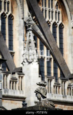 Tête de statue dans les bains romains complexe en face de l'abbaye de Bath Bath England UK Banque D'Images