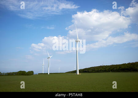 Les éoliennes sur les terres agricoles dans le district du lac près de whitehaven Cumbria England UK Banque D'Images