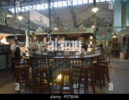 Marché de Tampere Hall ouvert en 1901 et est toujours un centre-ville animé de fine foods et petits restaurants, ici Ravintola 4 Vuodenaikaa (Finlande) Banque D'Images