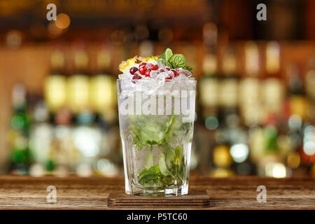 Julep géorgien sur la base de cocktail brandy, purée de pêches, à la menthe, garnie de canneberges et d'ananas Banque D'Images