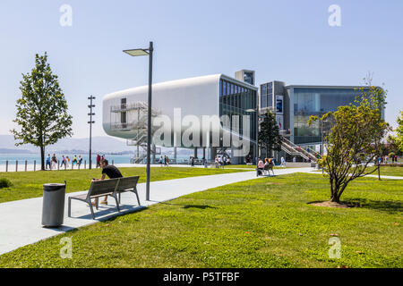 Santander, Espagne. Le Botin Centro (centre), un botin installation culturelle et musée dédié à l'exposition et de recherche artistique. Conçu par R Banque D'Images