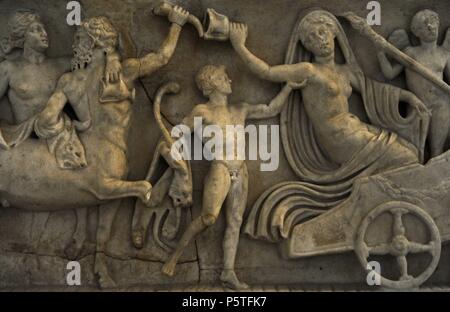 Sarcophage romain. Environ 140 AD. Le mariage de Dionysos et Adriadne. Détail Adriane dans le chariot. Glyptothèque. Munich. L'Allemagne. Banque D'Images