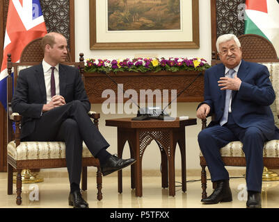 Le duc de Cambridge (à gauche) rencontre le président de l'Autorité palestinienne Mahmoud Abbas dans le bureau du Président, à Ramallah en Cisjordanie dans le cadre de sa tournée au Moyen-Orient. Banque D'Images