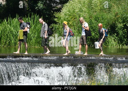 Les gens marchent le long du bord de Warleigh Weir, près de Claverton en dehors de baignoire. Banque D'Images