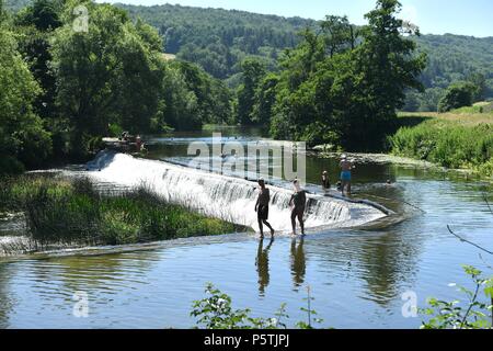 Les gens marchent le long du bord de Warleigh Weir, près de Claverton en dehors de baignoire. Banque D'Images