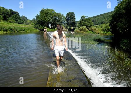 Les gens marchent le long du bord de Warleigh Weir, près de Claverton en dehors de baignoire. Banque D'Images