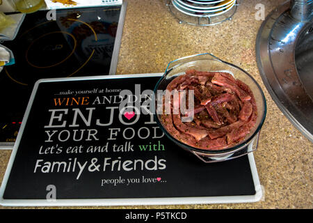 Viande de porc, de porc fines Colliers slide.Porc frais tranche servant sur le bol en verre sur tableau noir avec un(e) ami(e) message.Couper le porc avec le romarin, le poivre. Banque D'Images