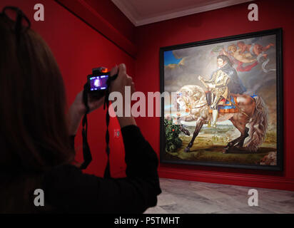 Un visiteur photographiant Kehinde Wiley's Portrait équestre du roi Philippe II (Michael Jackson), 2010, au cours d'une conférence de presse aperçu de Michael Jackson : Sur le mur exposition à la National Portrait Gallery de Londres. Banque D'Images